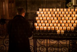 Bougies-votives;-Cathédrale;-Chapelle-latérale;-Cierges;-Dévotion;-Foi;-Intérieur;-Kaleidos;-Kaleidos-images;-La-parole-à-limage;-Lieux-de-culte;-Maurice-de-Sully;-Notre-Dame-de-Paris;-Paris;-Patrimoine-religieux;-Prière;-Recueillement;-Religion-catholique;-Stories-Pictures;-Tarek-Charara